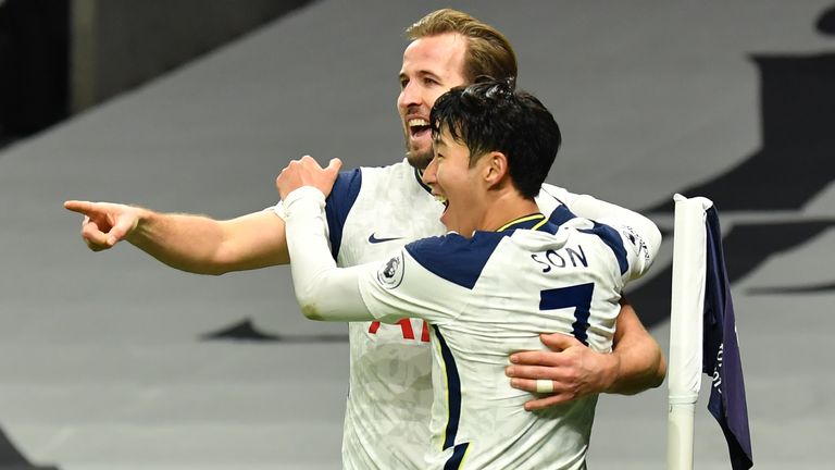 Goalscorer Harry Kane celebrates with his son Hyung-min