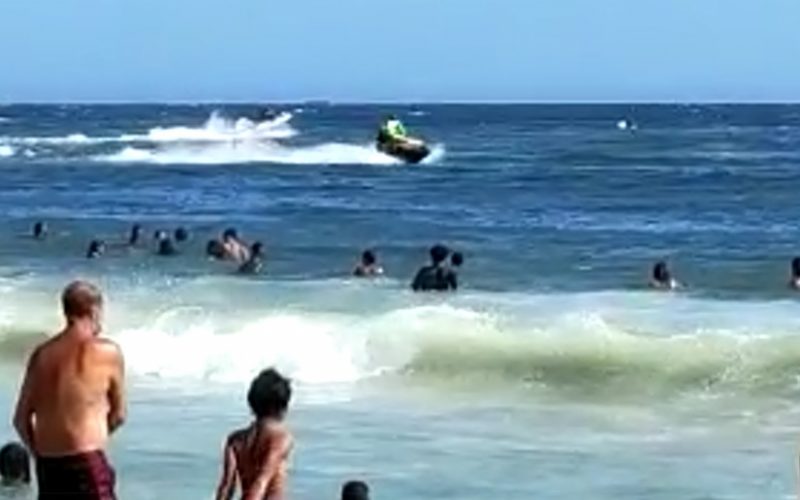 Speed ​​boats and jet skis compete for space with swimmers in Ponta Negra