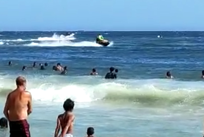 Speed ​​boats and jet skis compete for space with swimmers in Ponta Negra