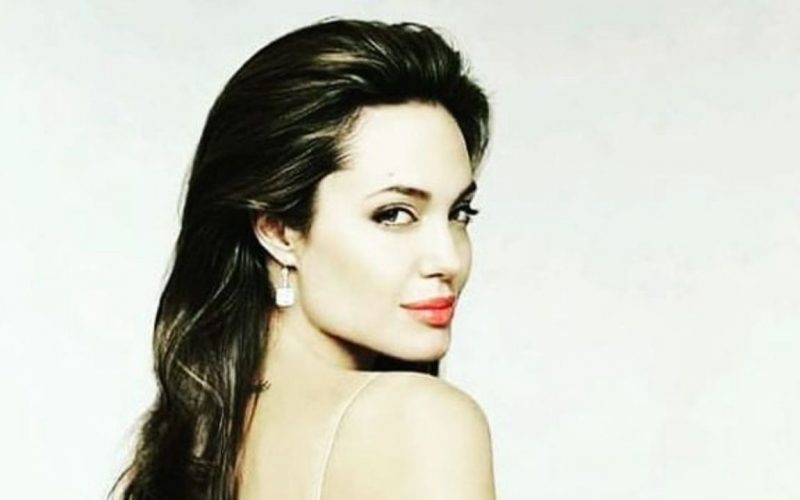 Angelina Jolie took off her clothes in this photo and took all sighs