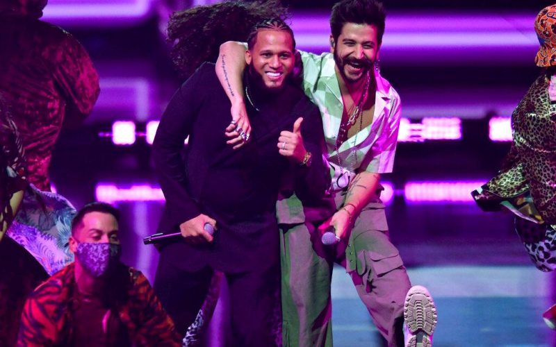 El Alfa plays Premio Lo Nuestro with Zion & Lennox and Camilo