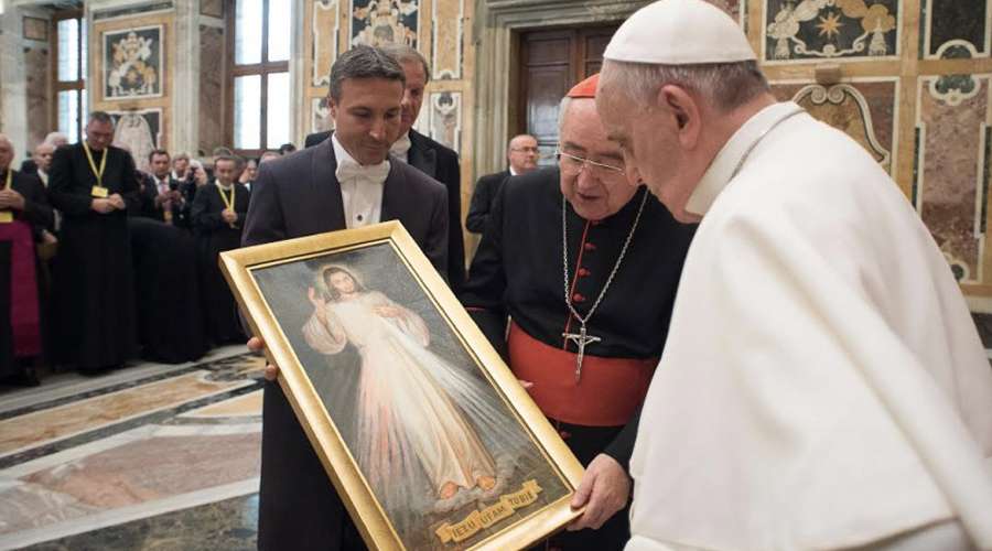 Pope Francis encourages spreading the message of divine mercy