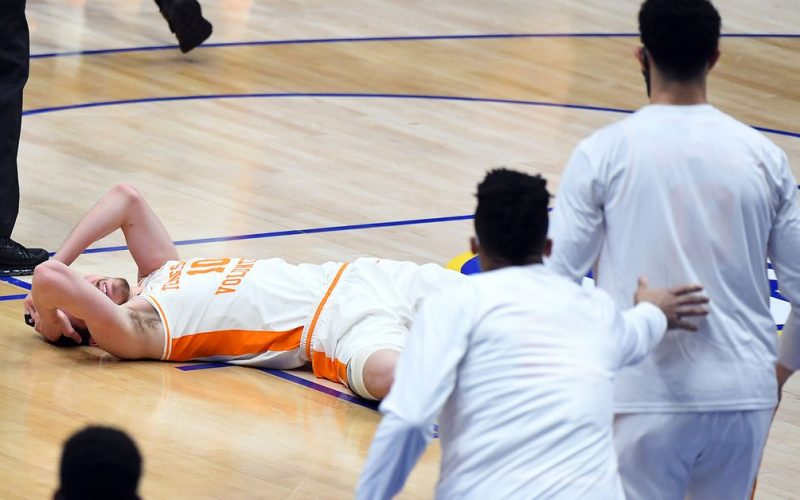 Brutal aggression in college basketball in the United States: He received an attachment and had to be hospitalized