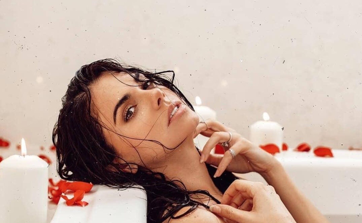 A rose bath?  Livia Britto and her beauty advice from the tub