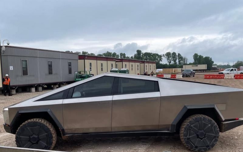 This is how Elon Musk arrived driving a Tesla Cybertruck truck to the factory where the car will be mass-produced