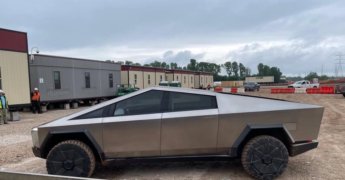 This is how Elon Musk arrived driving a Tesla Cybertruck truck to the factory where the car will be mass-produced