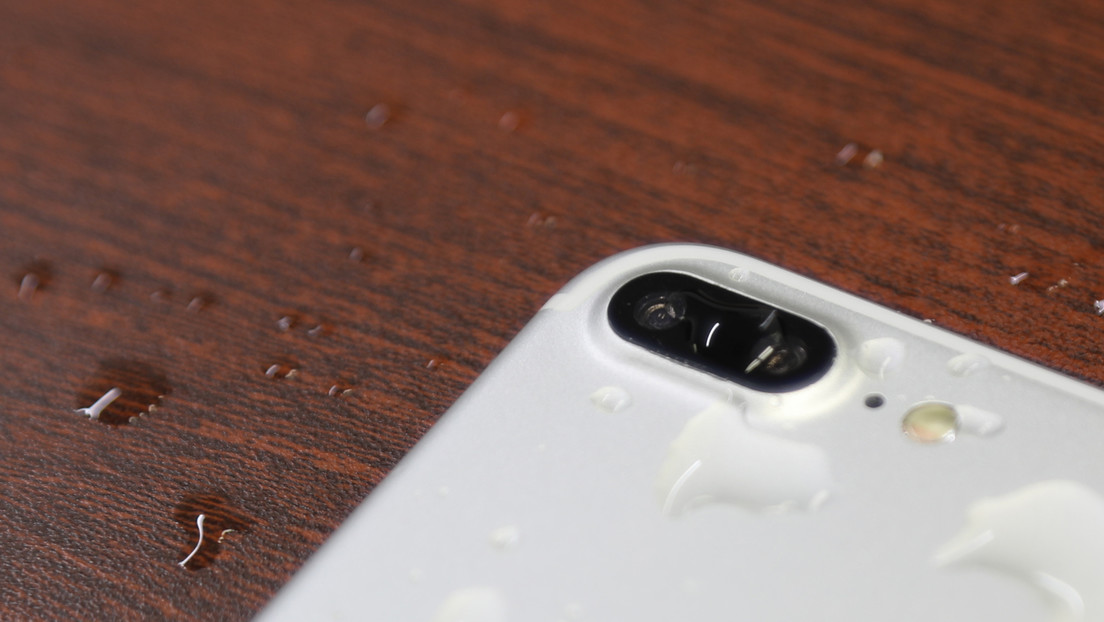 They are suing Apple for attributing their iPhones to an inflated water resistance capacity