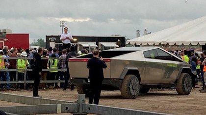 Factory employees were surprised by the unexpected visit of Elon Musk and his electronic truck.