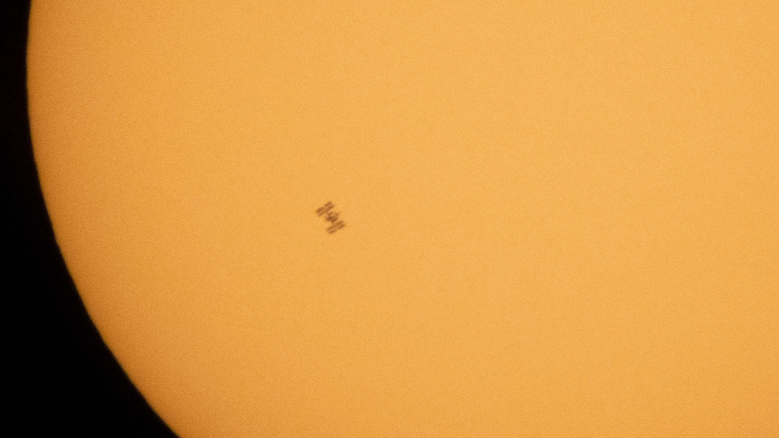 Photo: A fan of space photography destroys ISS aircraft in the background with the sun