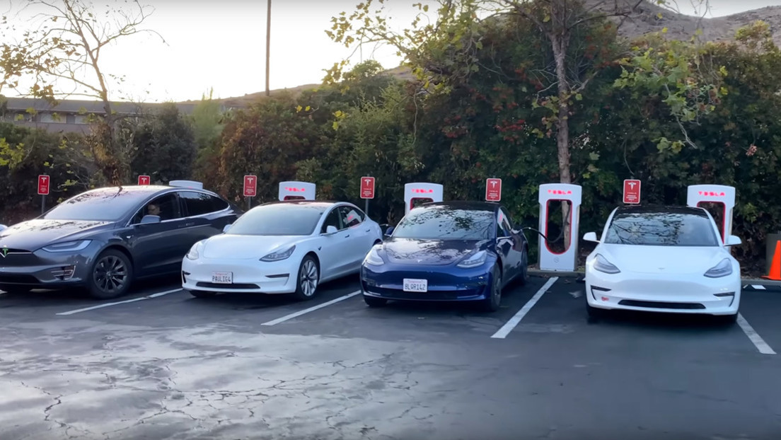 Video shows "The basic problem" From Tesla fast charging stations