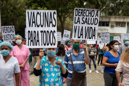 Health workers carry posters during a May Day demonstration in Caracas (EFE / RAYNER PEÑA R./Archivo)