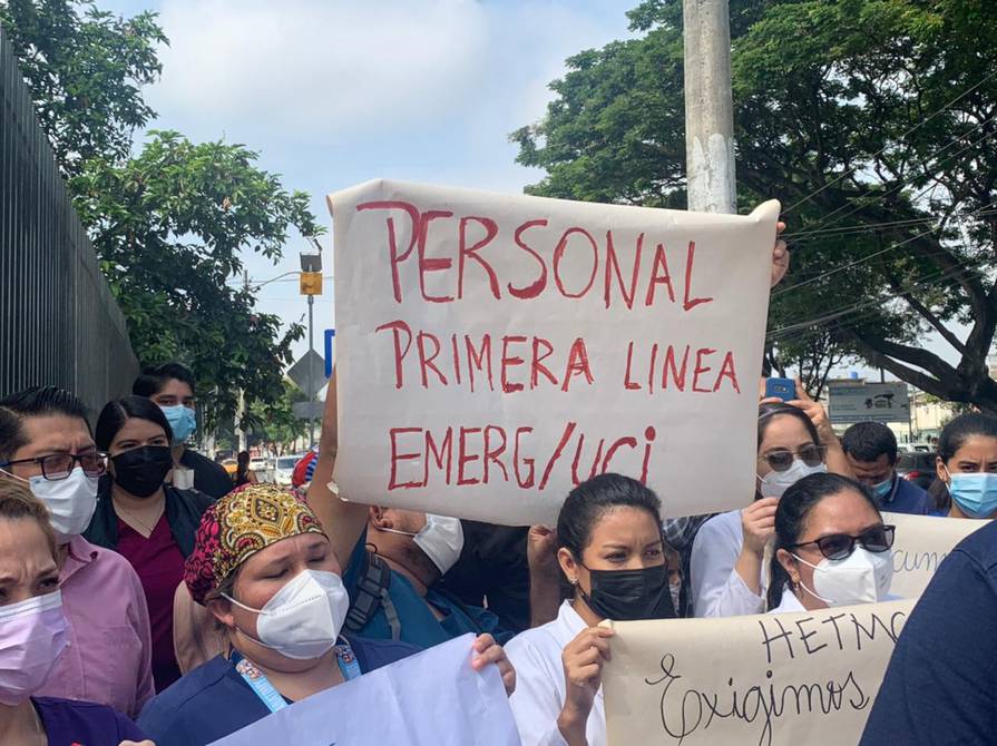 Health personnel sit-in at Teodoro Maldonado Carbo Hospital for job stability |  Society |  Guayaquil