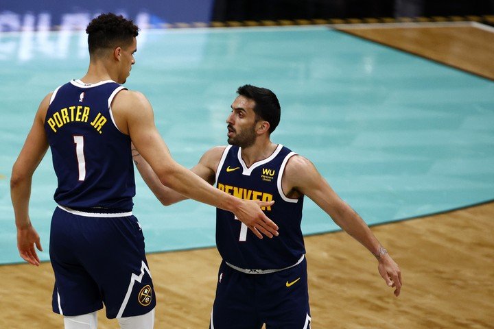 Campazzo salutes Porter Jr. who scored 30 goals (AFP).