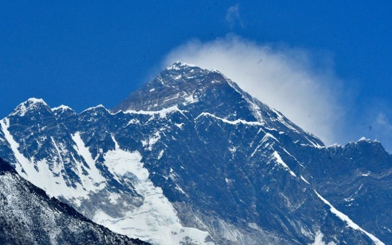 The announcement of a Chinese “dividing line” on the summit of Everest is causing controversy in Nepal