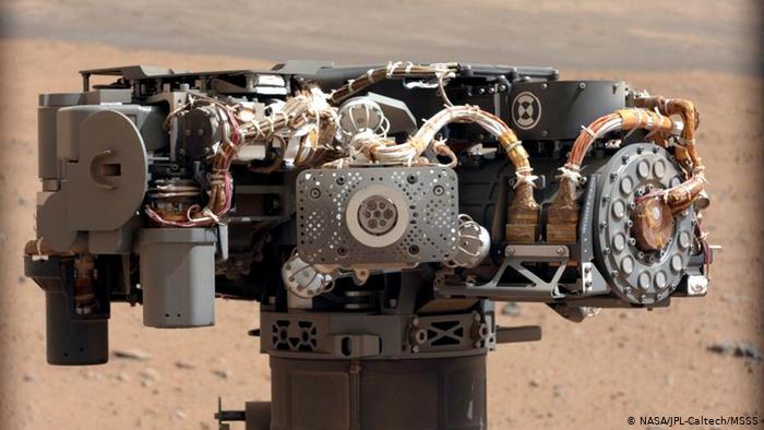 Curiosity has a special spectrometer that can analyze samples with a laser from a distance.  An integrated weather station also measures temperature, atmospheric pressure, humidity, radiation, and wind speed.  In addition, the robot has an analysis unit to identify organic compounds, always in search of extraterrestrial life.