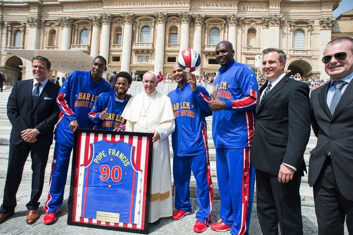 The Harlem Globetrotters with Pope Francis in 2015.