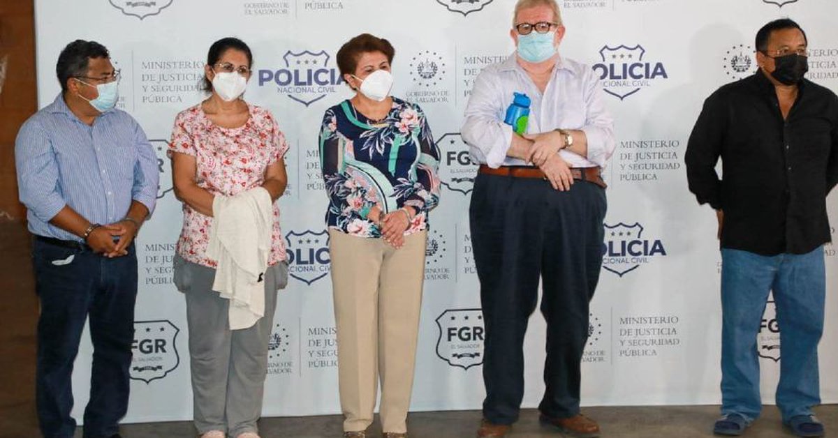 El Salvador police have detained four former ministers and ex-mayor Violetta Menjevarجي