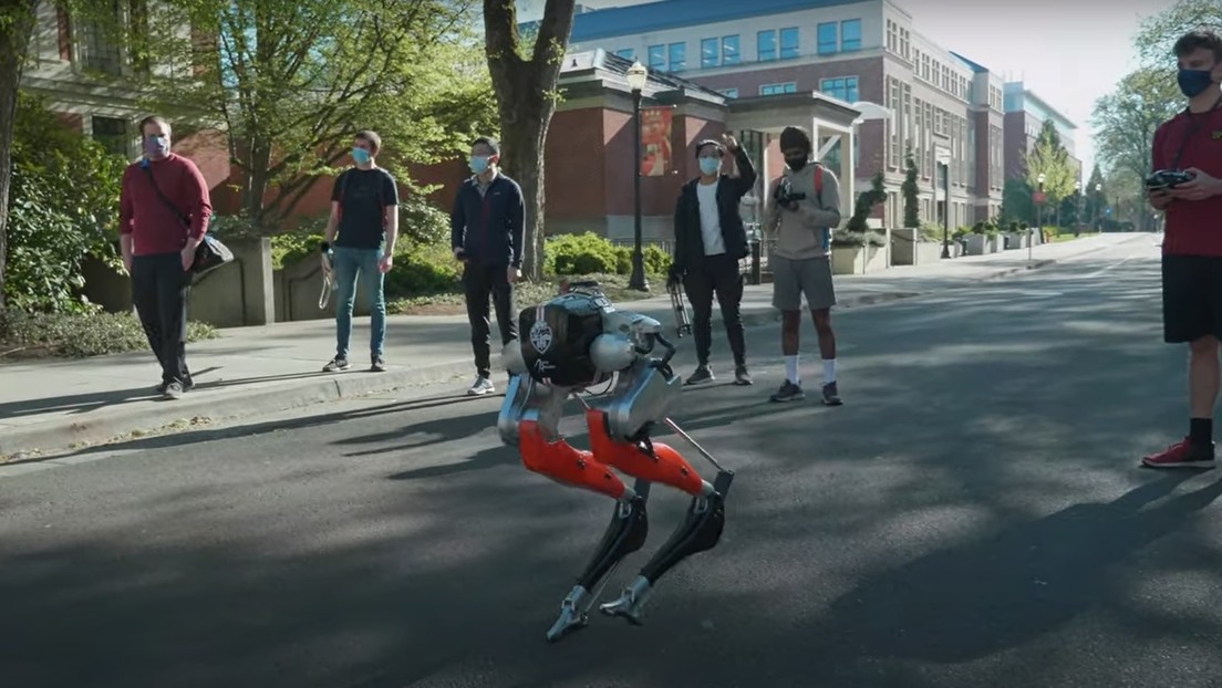 Video: A bipedal robot travels 5 kilometers for the first time in the United States.