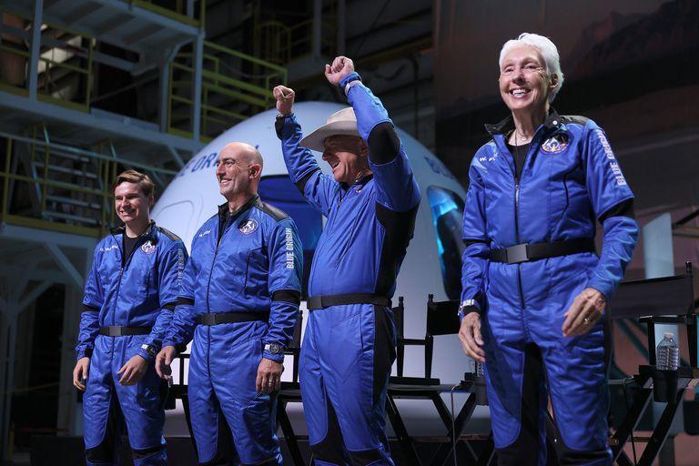 The crew that traveled & # xf3;  Into space with Jeff Bezos