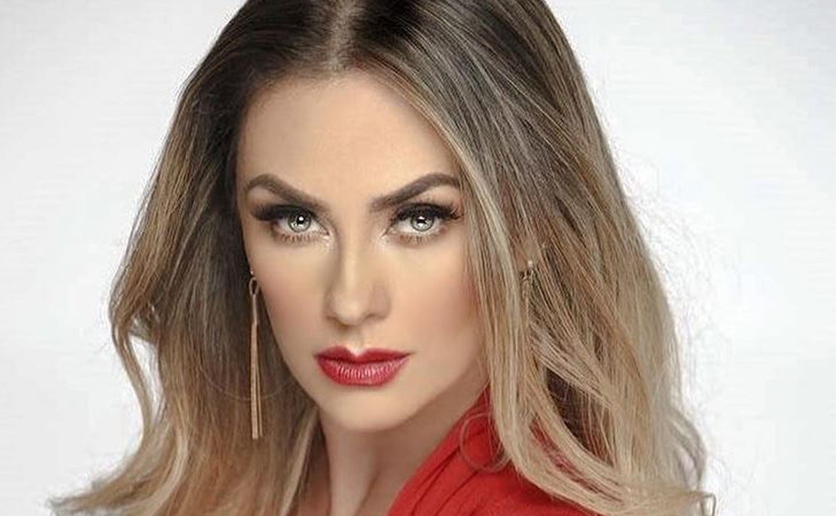 Aracely Arámbula, formerly Luis Miguel, supposedly housed in a Jacuzzi