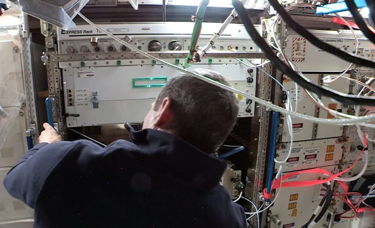 Astronaut Michael Hopkins instala la Spaceborne Computer-2