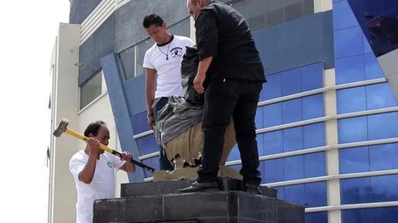 The bust and name of Evo Morales removed from an amphitheater in Bolivia.  (Video: EFE)