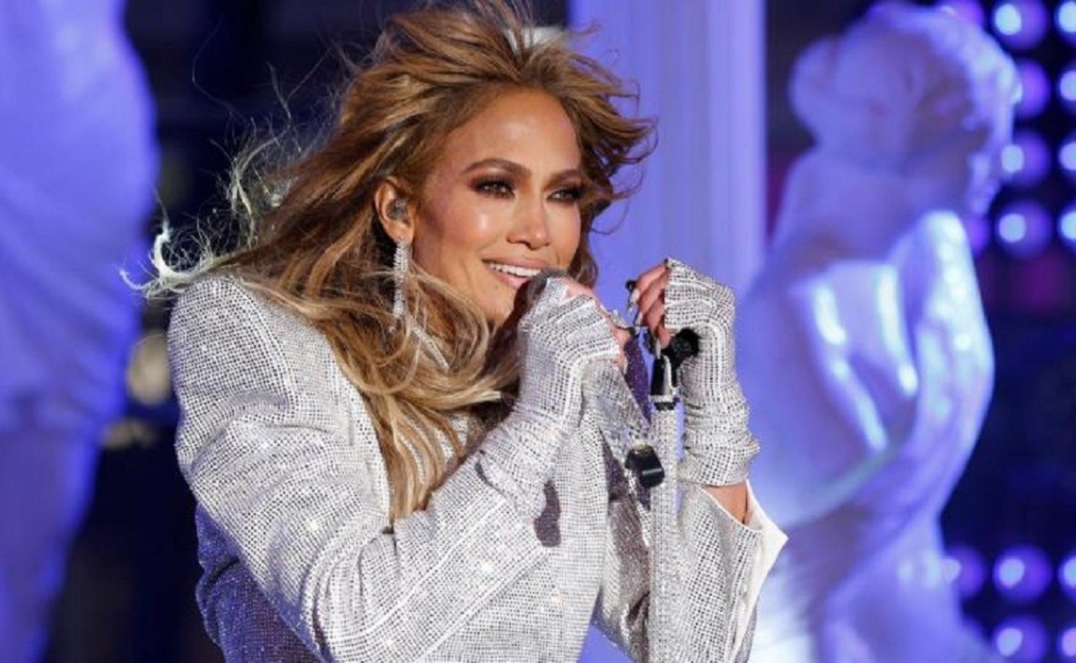 Jennifer Lopez shows her charm to the audience by stretching