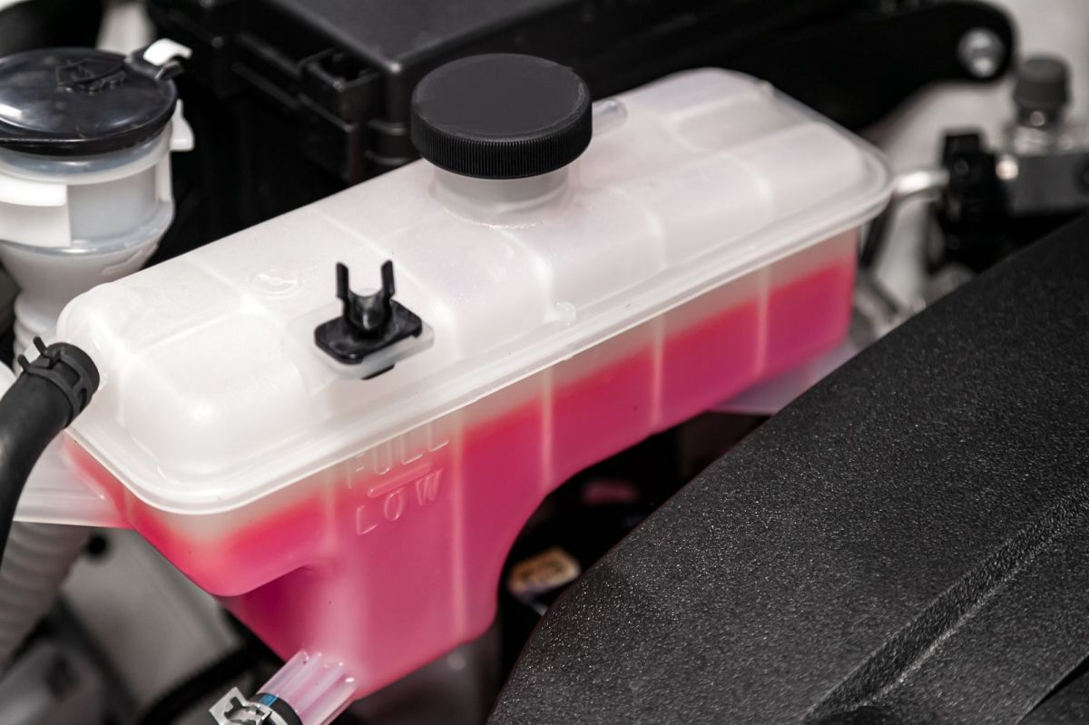 What happens if green antifreeze or pink antifreeze is mixed