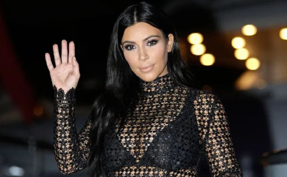 Kim Kardashian hosts the SNL show