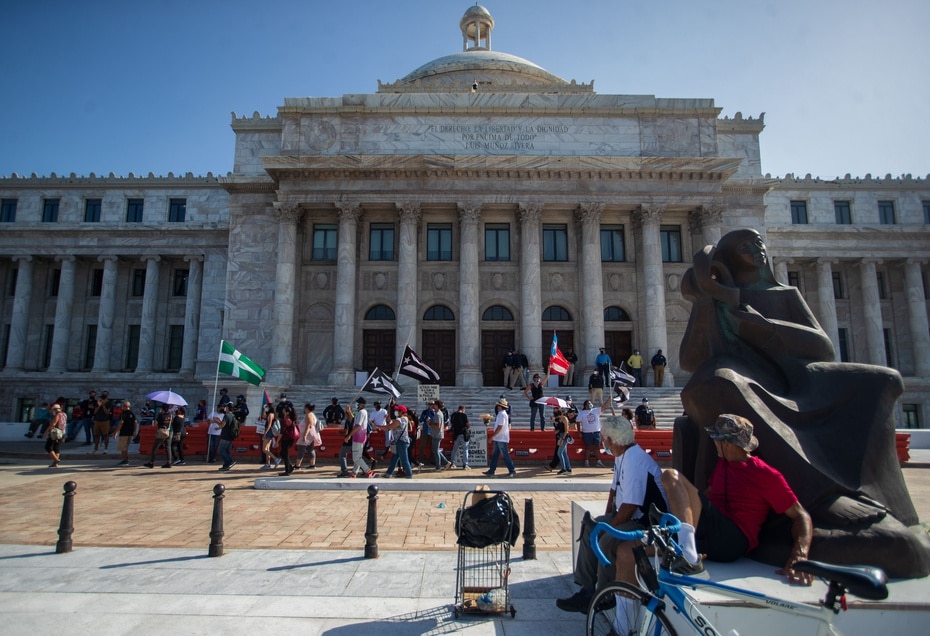 On the afternoon of Tuesday, October 26, 2021, various sections of Puerto Rico staged another demonstration in front of the Capitol in refusal to approve the Debt Settlement Plan (PAD) Enabling Act, known as Project 1003.