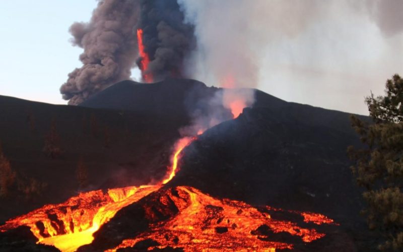 They order evacuations in La Palma as lava advances from Cumbre Vieja volcano