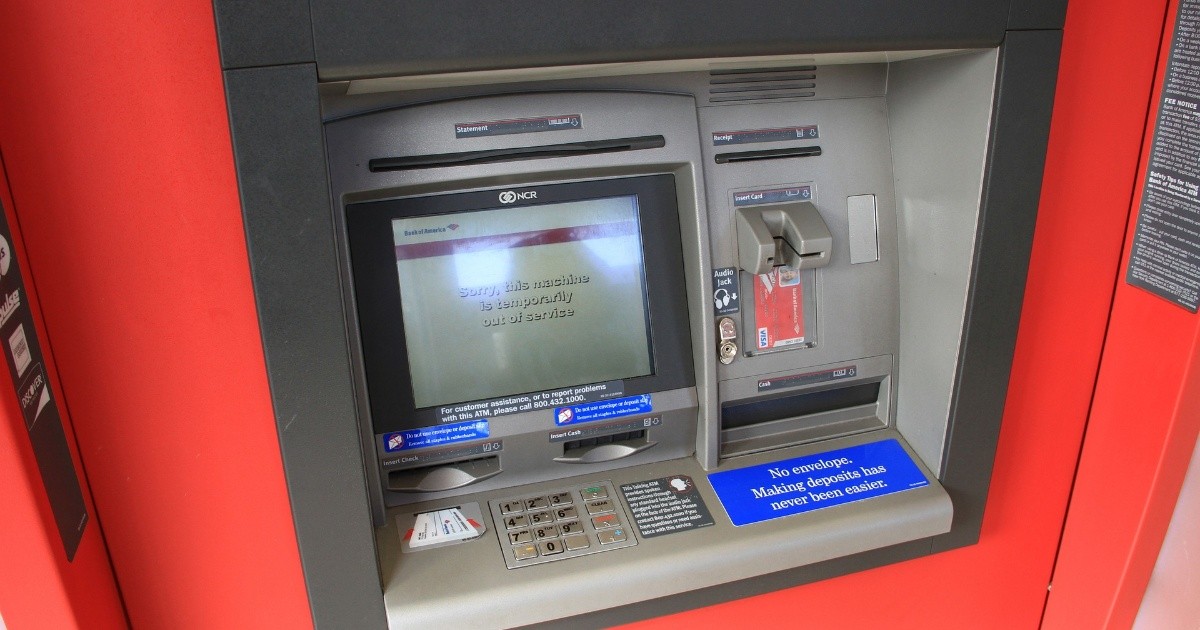 Which banks charge you more commission for withdrawing money from their ATM if you are not their customer?  |  News from Mexico