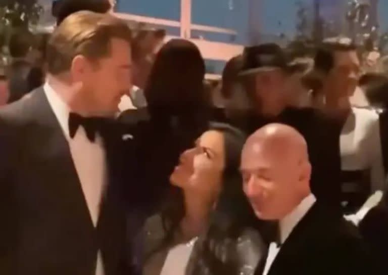 Without showing off, Bezos' girlfriend throws herself at DiCaprio and can't stop looking at him