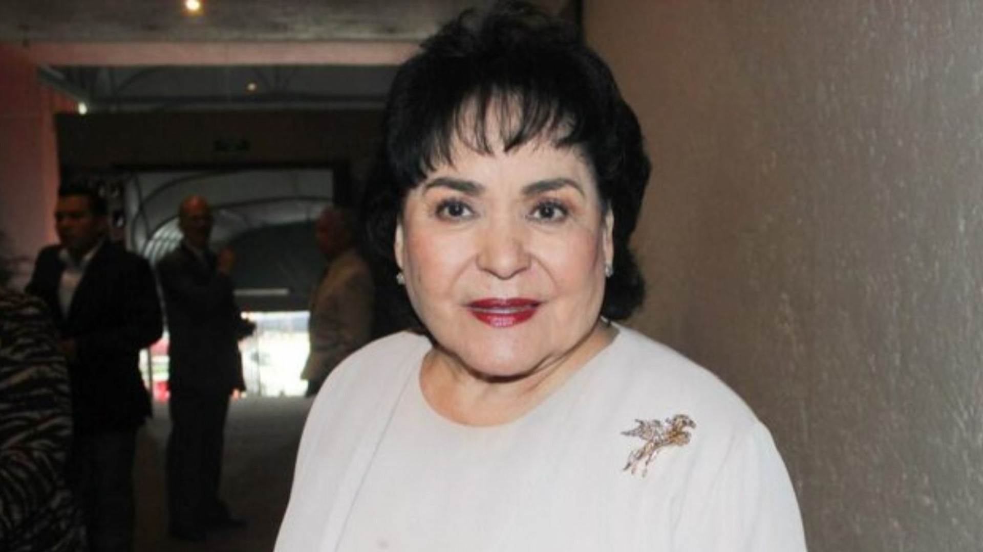 Carmen Salinas remains in a serious but stable condition and has mild cerebral activity |  Univision Latin America News