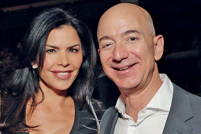 Lauren Sanchez, Amazon CEO Jeff Bezos, Jeff Bezos and Matt Damons are attending.”  Manchester By The Sea "  Holiday party on December 3, 2016 in Los Angeles, California.