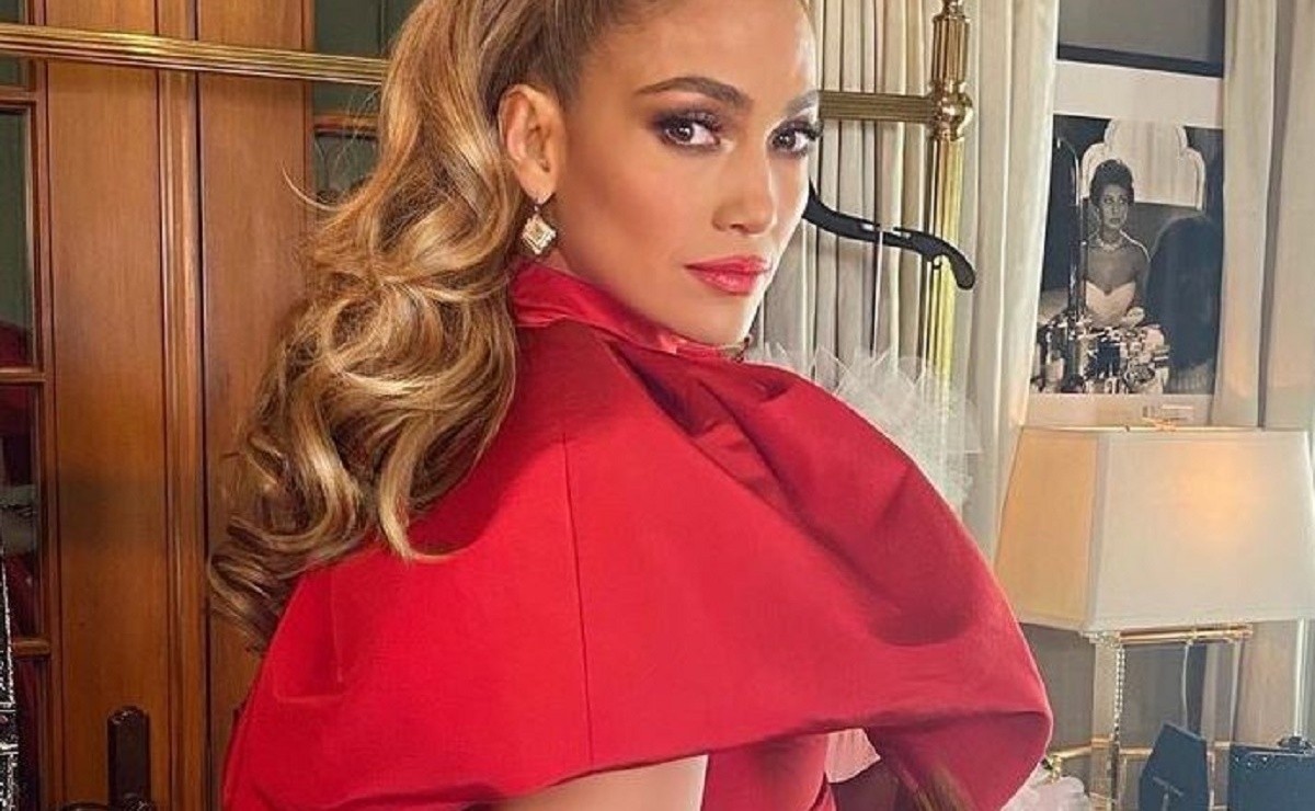 Jennifer Lopez looks more flirtatious and prettier than she did 20 years ago