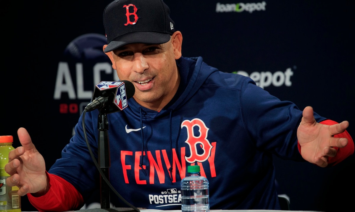 The Red Sox confirm that Alex Cora will be their leader at least until 2024