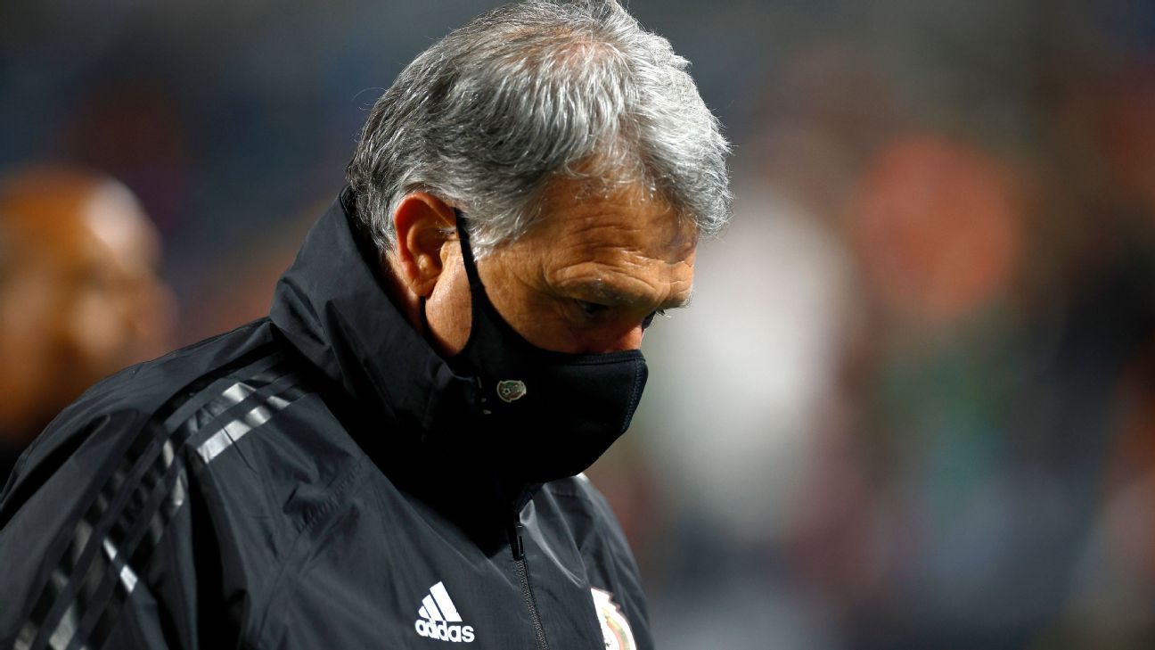 They attacked Tata Martino and demanded his resignation in the stadium tunnel after the loss to the United States.