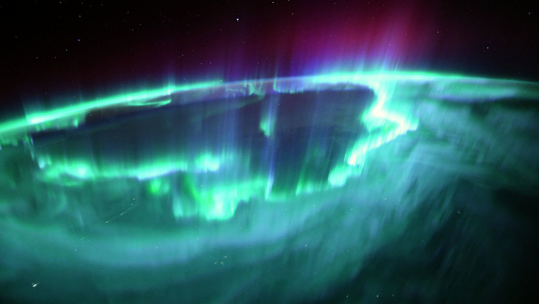 They capture dazzling green, ring-shaped aurora from space (photos)