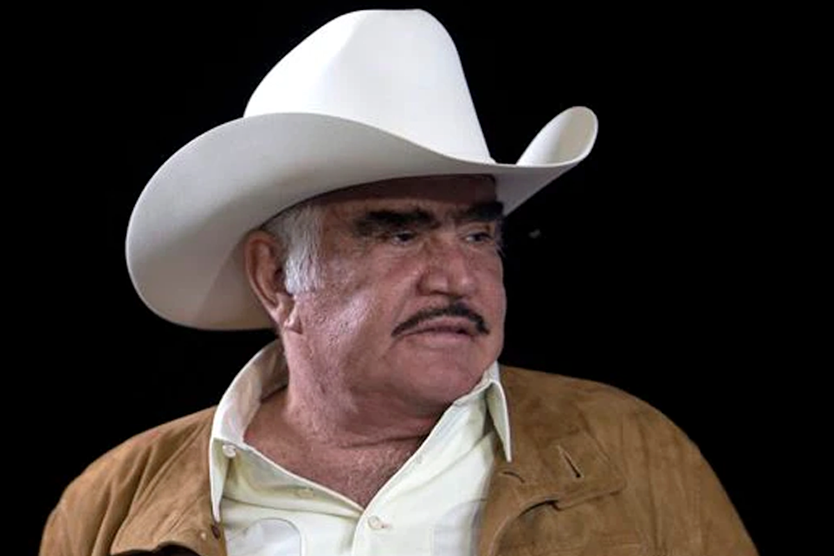 Vicente Fernandez returned to intensive care with pneumonia