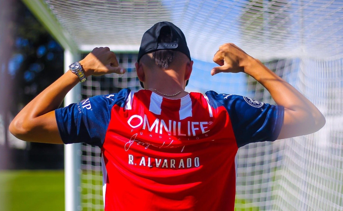 The number that Roberto Alvarado will wear with the Chivas shirt