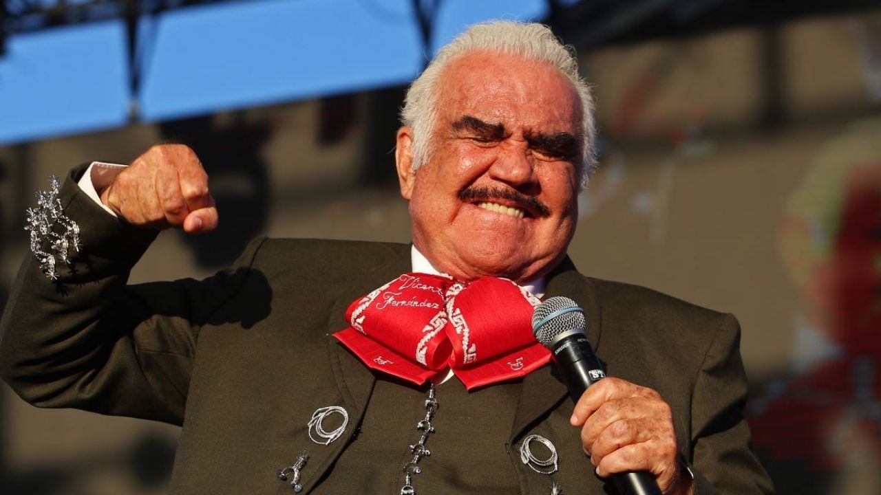 Vicente Fernandez’s condition is serious.  Relatives go to the hospital to say goodbye?