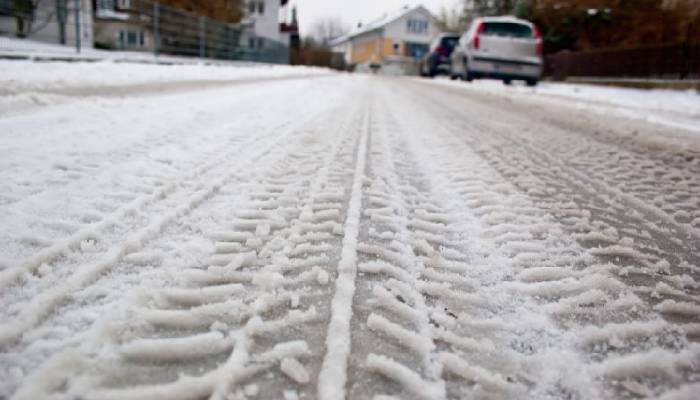 How to use grit/de-icing salt on paths