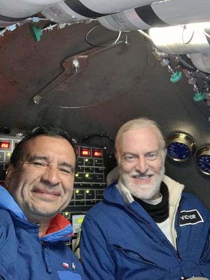 El científico chileno Osvaldo Ulloa se fotografía con Victor Vescovo en enero pasado en el 'Limiting Factor', a 8.069 metros de profundidad en la Fosa de Atacama.