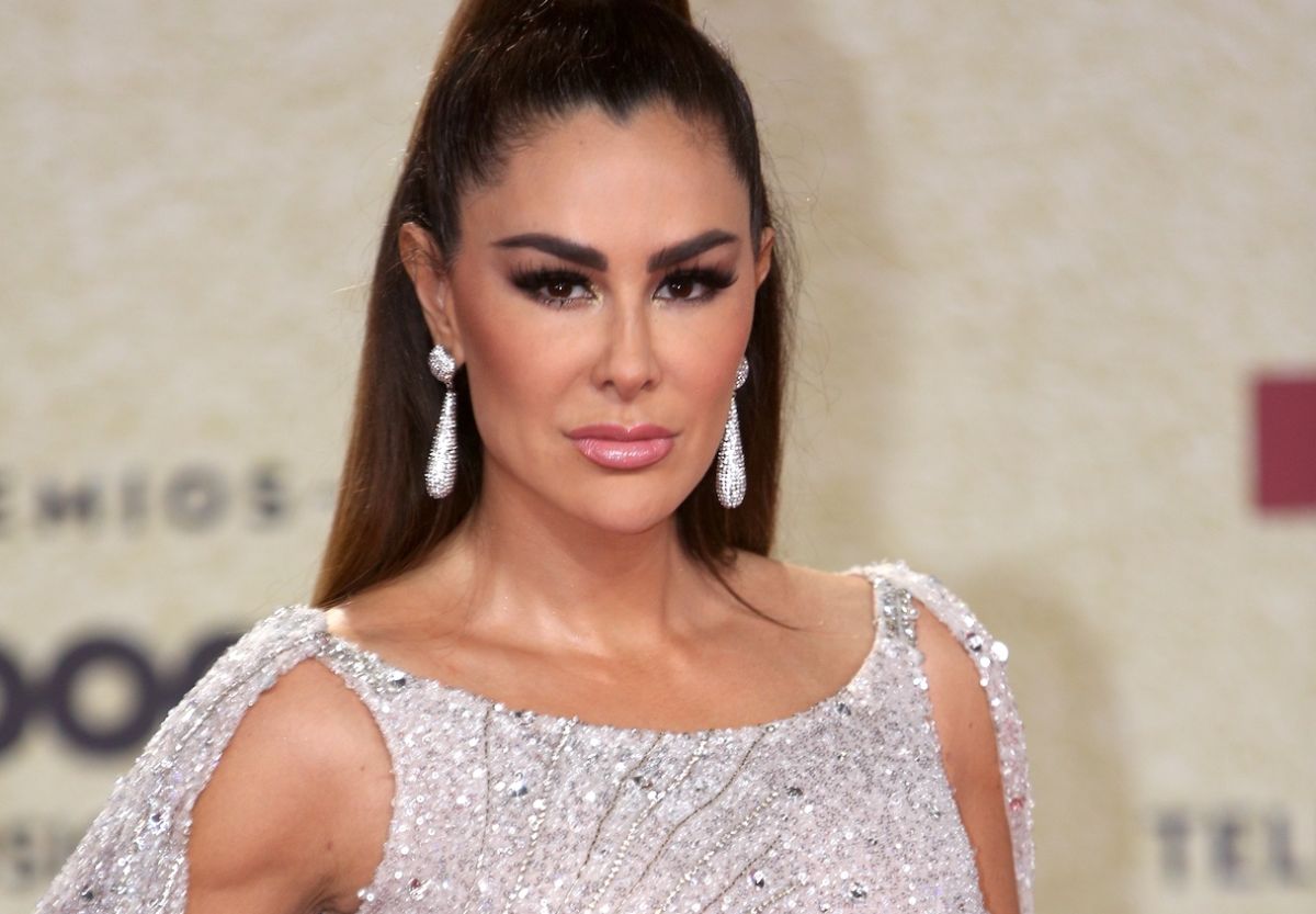 Ninel Conde reveals her acting figure and perfect tan with a fiery blue bikini