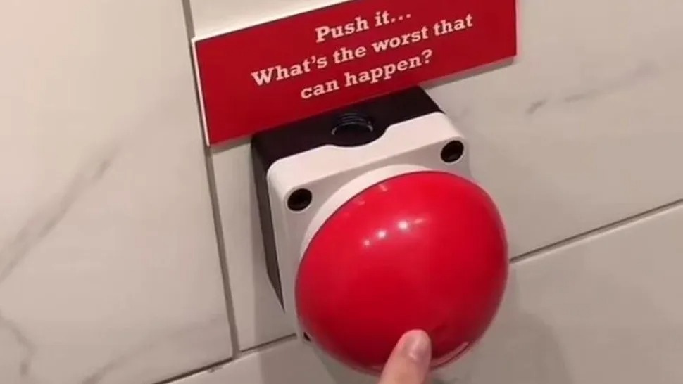 He went to the bathroom in a restaurant, found a huge red button, pressed it and something incredible happened (video)