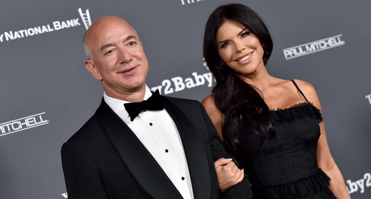 Who is Lauren Sanchez, the woman Jeff Bezos was with in Colombia?