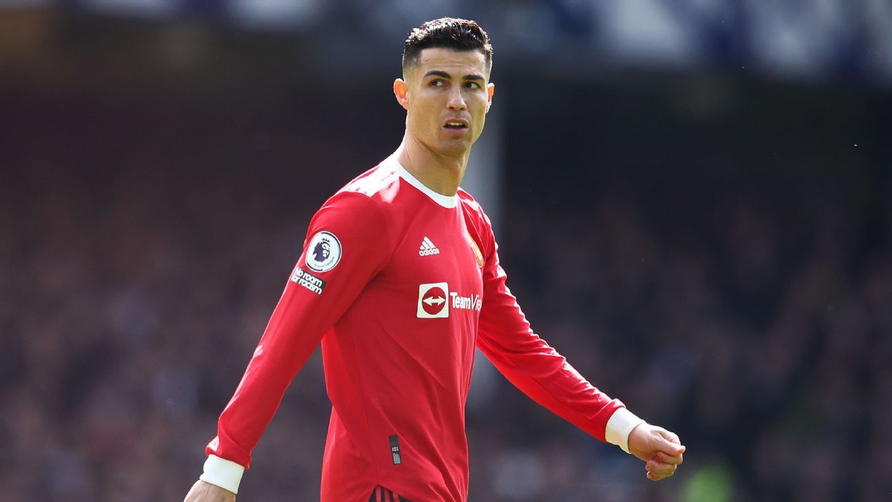 After Manchester United’s defeat to Everton, Cristiano Ronaldo apologized to the fans he attacked.