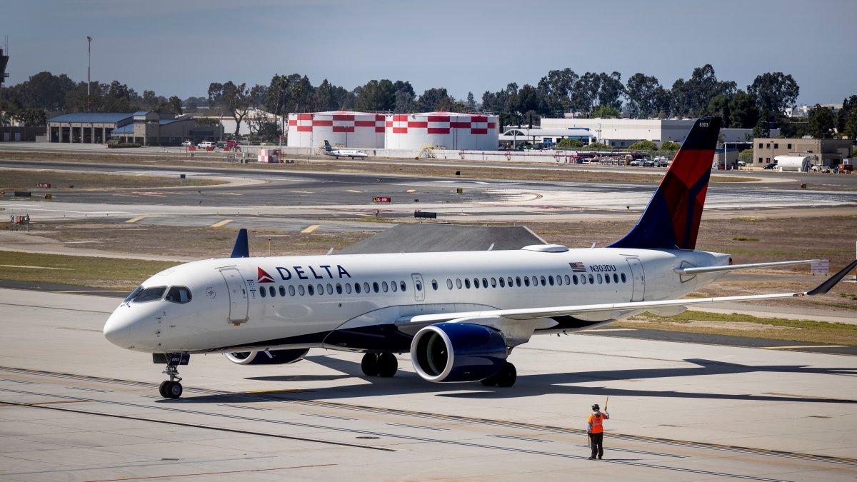 Delta plane makes emergency landing in Denver after cabin windshield malfunctions – NBC Utah