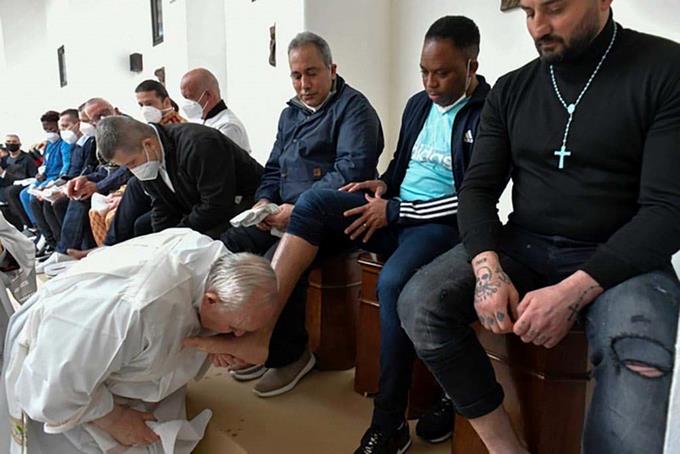 The Pope spends nearly three hours in a Roman prison and washes the feet of twelve prisoners